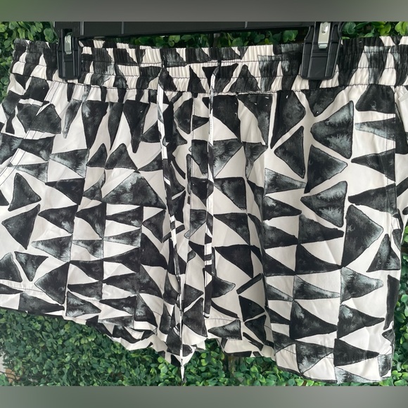 Jack By BB Dakota Franco White Print Shorts - Large | NWOT - Pull-On Drawstring - Picture 8 of 10